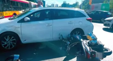 WYPADEK na Białołęce. 16-letni MOTOCYKLISTA ranny! 