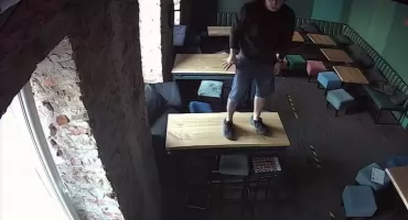 Włamał się do baru w Śródmieściu. Szuka go policja!