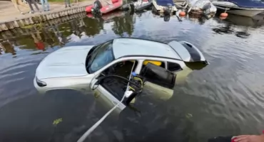 BMW wpadło do Jeziora Zegrzyńskiego. Co tam się wydarzyło?