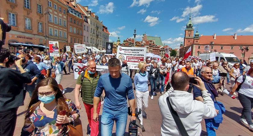Antyszczepionkowcy na proteście w Warszawie