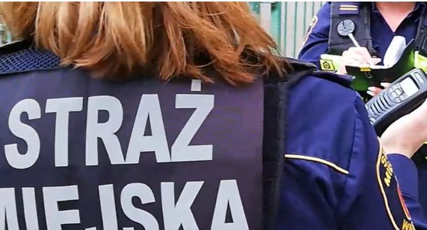 Strażniczki miejskie pomogły starszej pani.