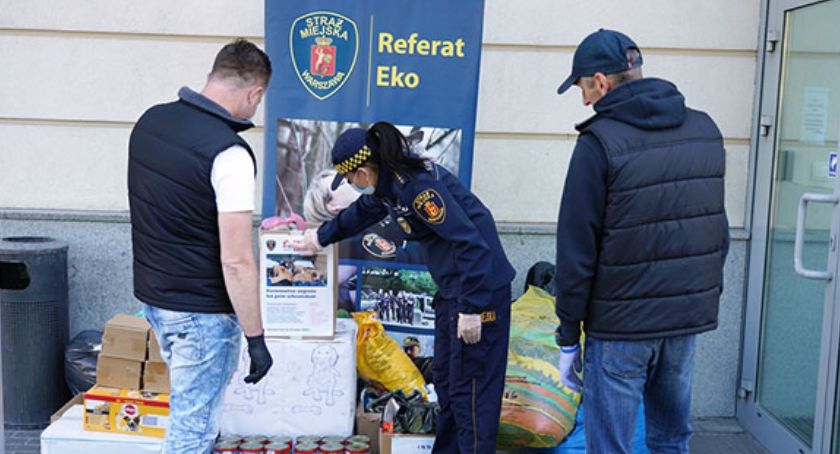 Paka dla bezdomnego szczeniaka - straż miejska w Warszawie.