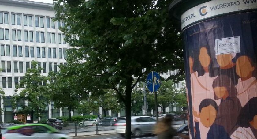 Warszawa. Klepsydra Andrzeja Dudy rozwieszona...
