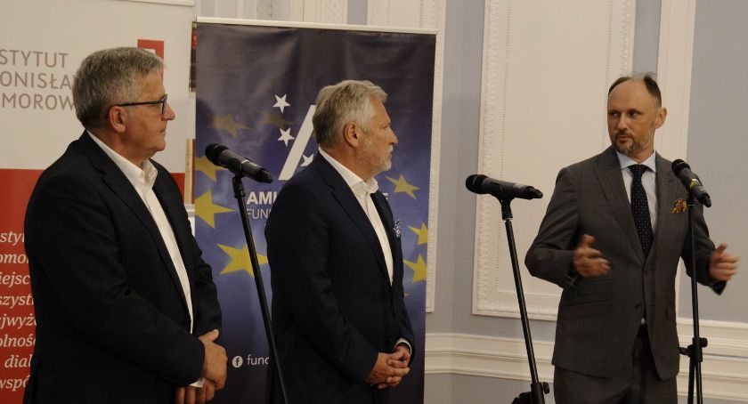 Komorowski i Kwaśniewski na konferencji prasowej w Warszawie.