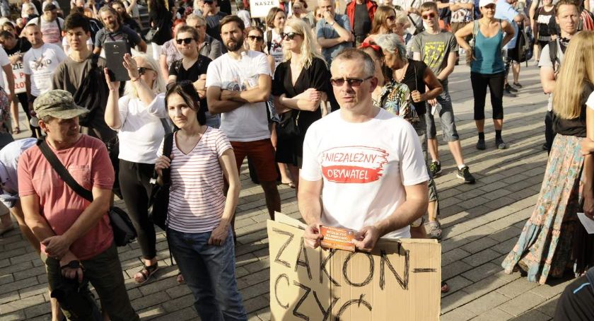 Demonstracja antyszczepionkowców na Starym Mieście w Warszawie.