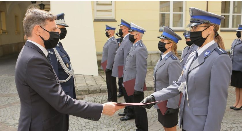 Ratusz w Warszawie nagrodził policjantów i policjantki.