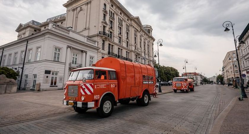 Przez Warszawę znowu jeżdżą komunalne oldmobile!