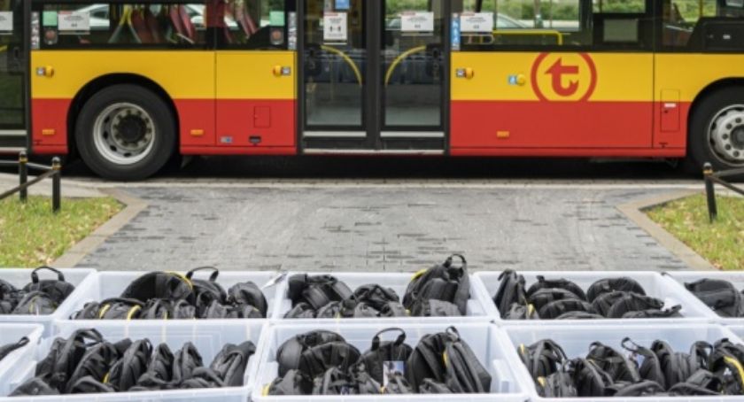 Autobusy Miejskie przekazały szkolne wyprawki.