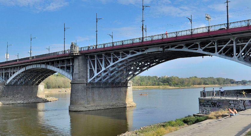 Most Poniatowskiego w rękach robotników.