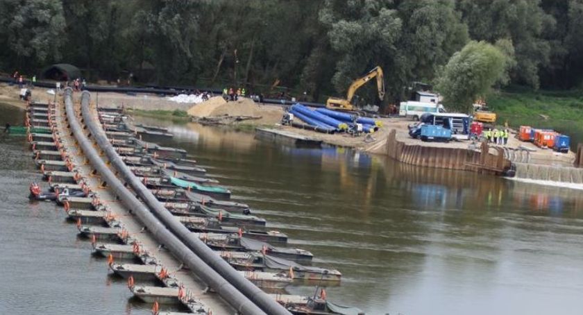Zaczęli budować most pontonowy.