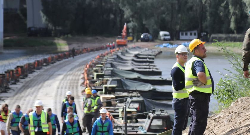 Budowa mostu pontonowego idzie jak po maśle? 