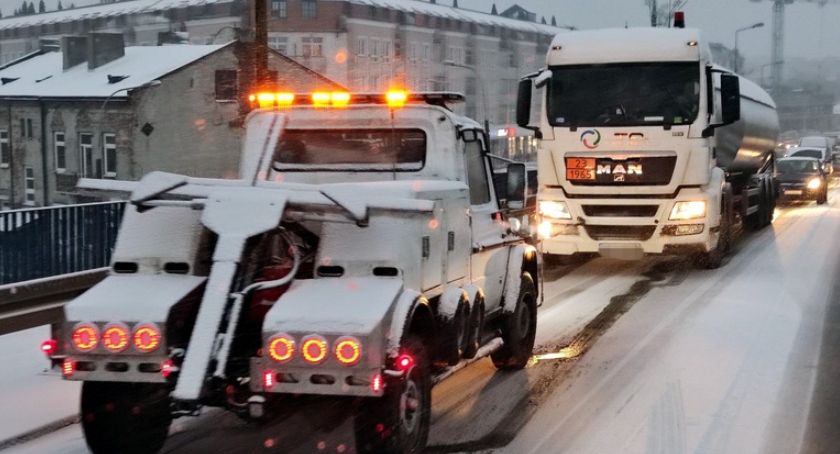 Warszawa sparaliżowana pierwszym śniegiem