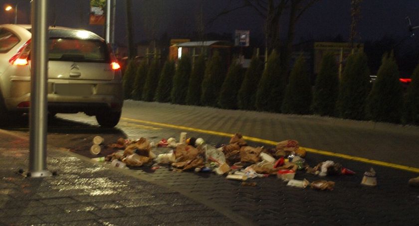 Potężny śmieciowy kłopot przy McDonald’s na Warszawskiej 1 w Piastowie