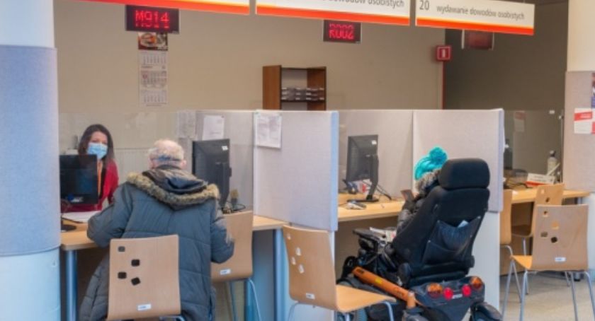 Ile osób zameldowało się w Warszawie? Kto z niej uciekł? 