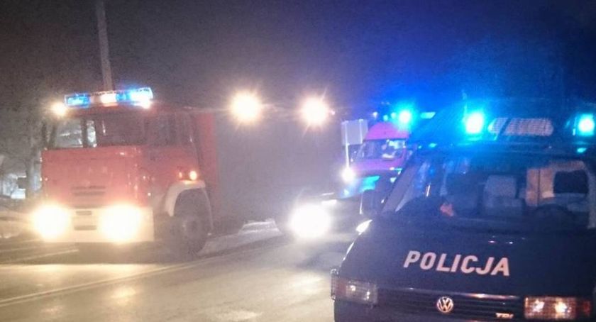 Kolizja na POW. Samochód na barierkach