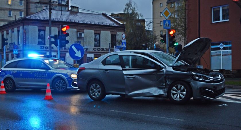 Zniszczony w wyniku wypadku samochód, obok niego radiowóz.