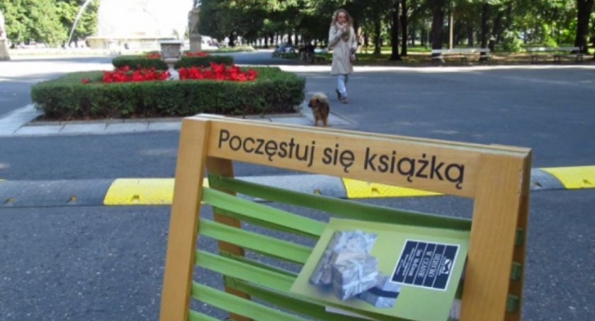 Ulica. Tabliczka z napisem 