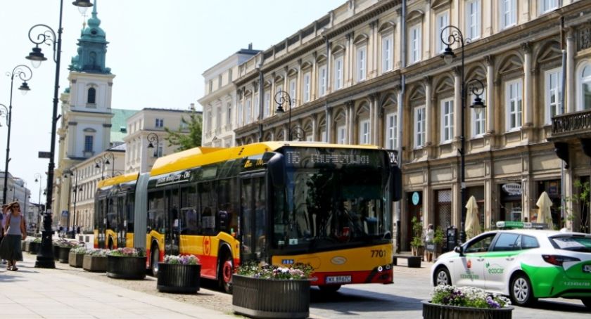 Autobus gazowy Solaris. W tle budynki i inne pojazdy.