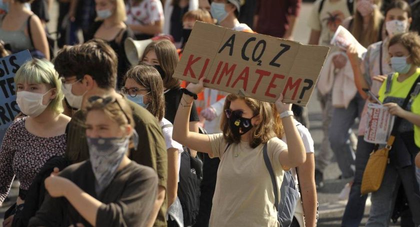 Młodzieżowy Strajk Klimatyczny 2021 - dziewczyna z transparentem 