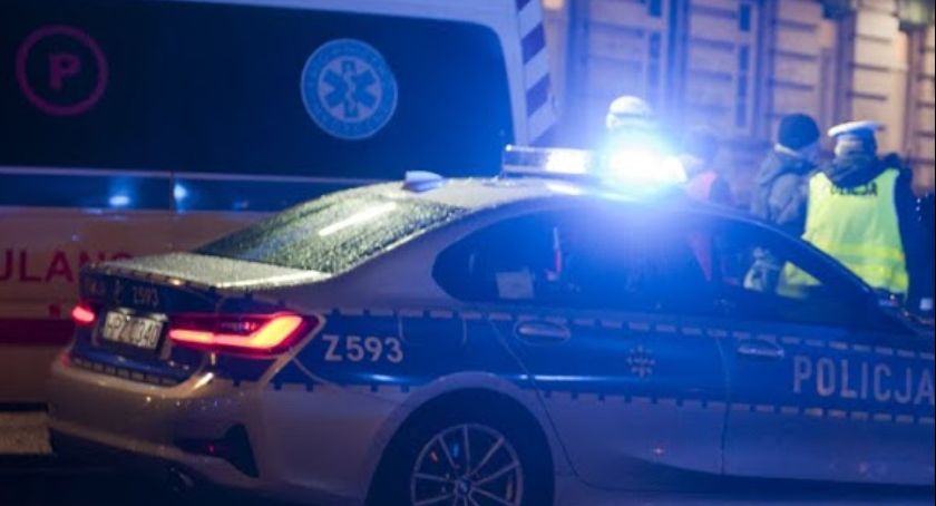 Radiowóz policji i karetka pogotowia w centrum Warszawy