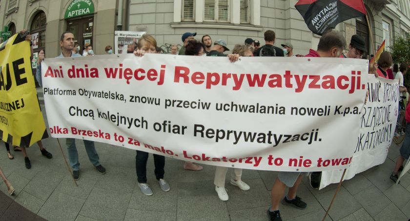 Ani dnia więcej reprywatyzacji - protest - ludzie z transparentami