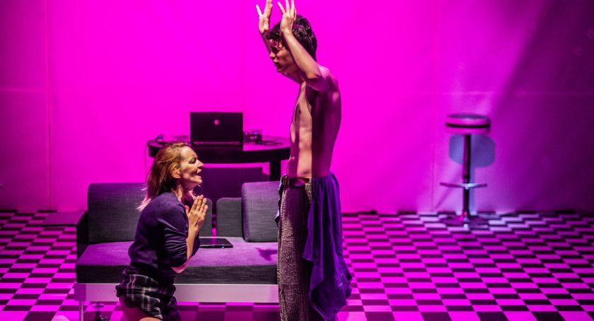 Teatr WARSawa - mężczyzna i kobieta na scenie