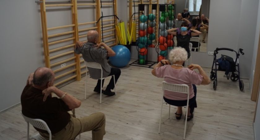 Seniorzy na ćwiczeniach/rehabilitacji 