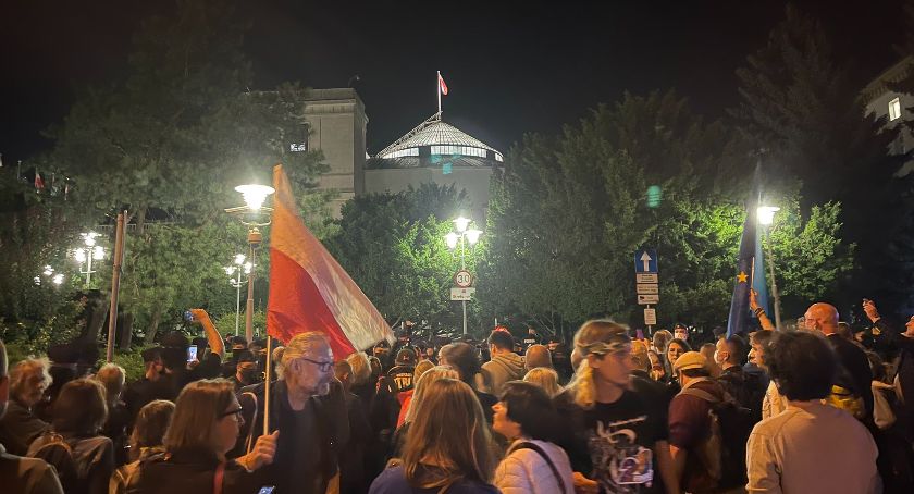 Nocny protest pod Sejmem 11 sierpnia 