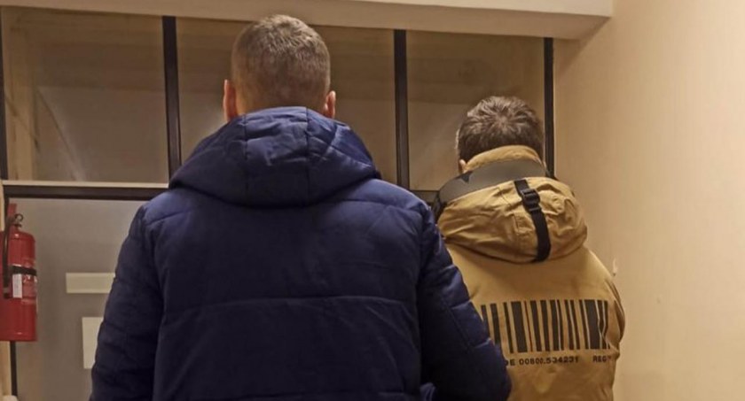 policja z zatrzymanym mężczyzną