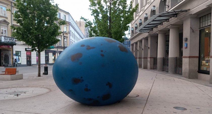 “Pisklę. Drozd Śpiewak” rzeźba akustyczna na Placu Pięciu Rogów
