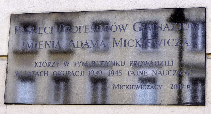 zdjęcie pamiątkowa tablica 