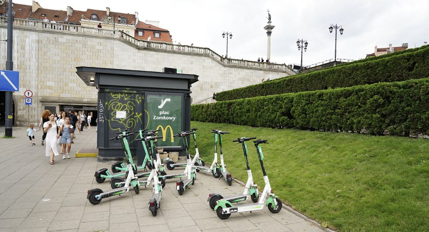 zdjęcie Plac Zamkowy i hulajnogi
