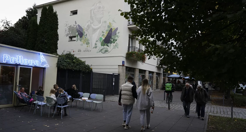 zdjęcie Mural Agnieszki Osieckiej na Saskiej Kępie