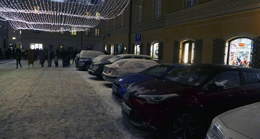zdjęcie samochody na Starym Mieście w Warszawie 