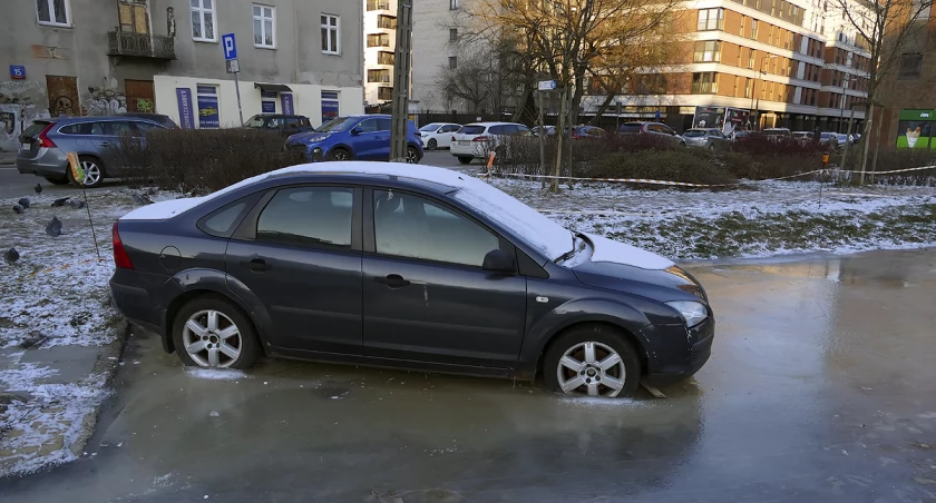 zdjęcie samochód w lodzie 