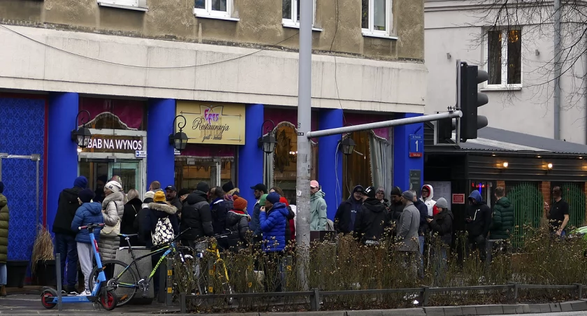 zdjęcie kolejka do kebaba 