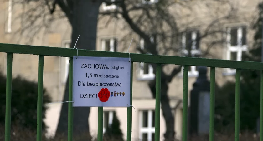 zdjęcie parking na chodniku 