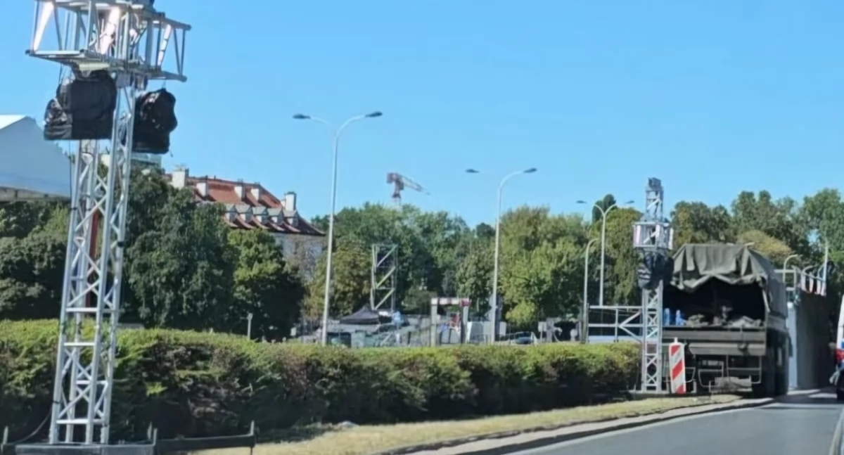 Ulice – place , Święto wojska czyli pozamykane ulice zakazy parkowania - zdjęcie, fotografia