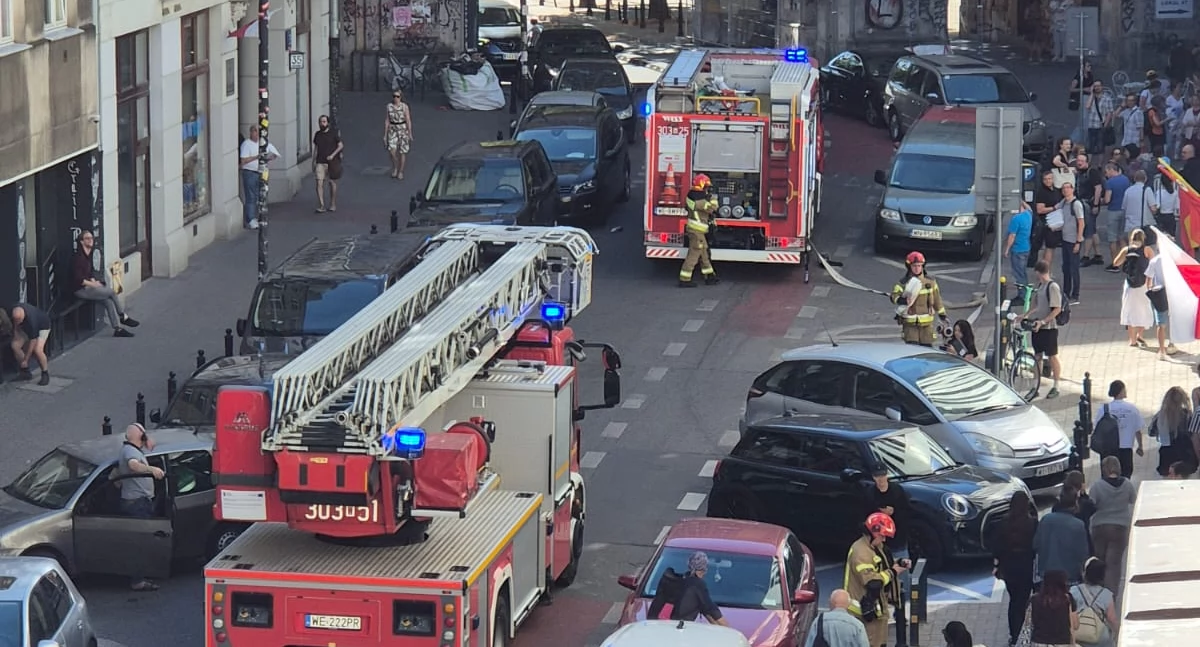 Pożary, Ewakuacja kamienicy miejscu pracują służby (ZDJĘCIA) - zdjęcie, fotografia