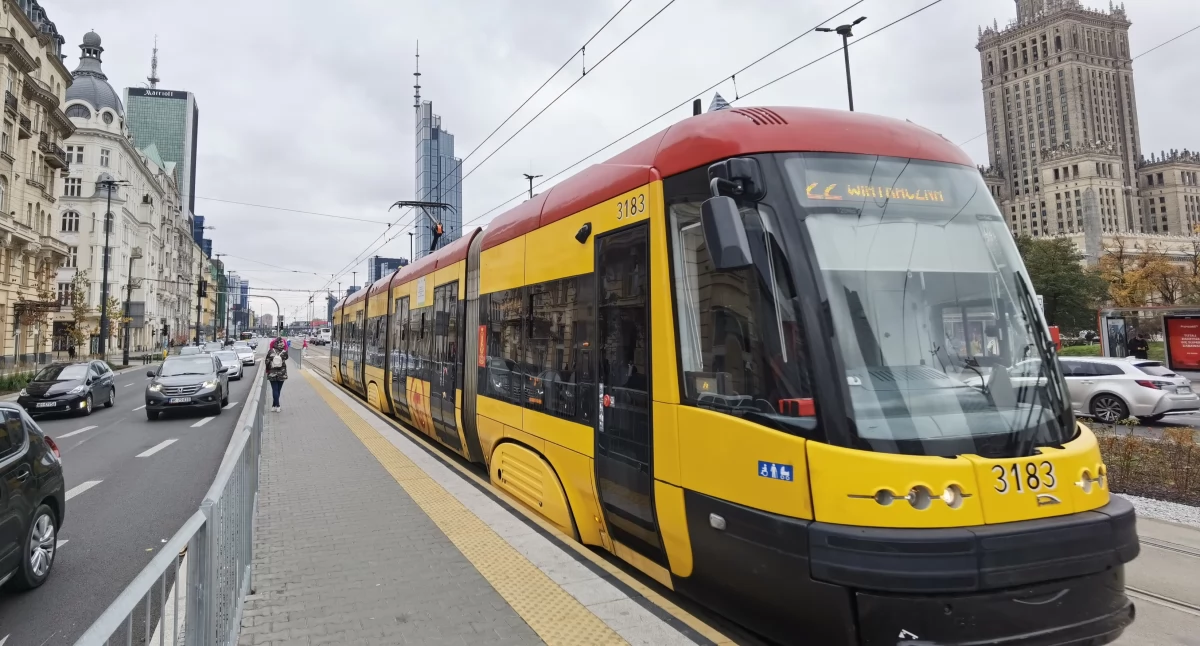 Transport publiczny, Długi weekend więc zmiany komunikacji miejskiej - zdjęcie, fotografia