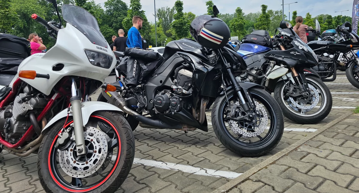 Sporty motorowe, ŚWIEĆ PRZYKŁADEM NOCĄ wieczorna parada motocyklowa - zdjęcie, fotografia