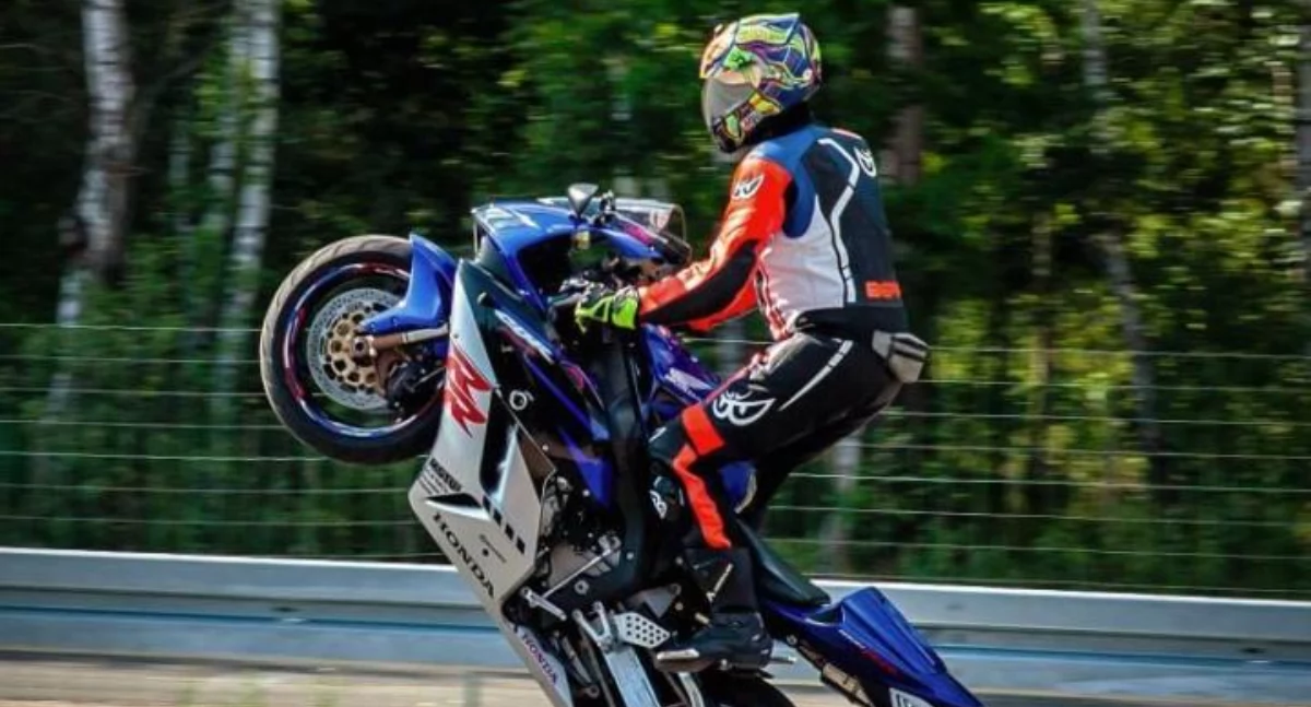 Sporty motorowe, rygorystyczne przepisy surowe motocyklistów - zdjęcie, fotografia