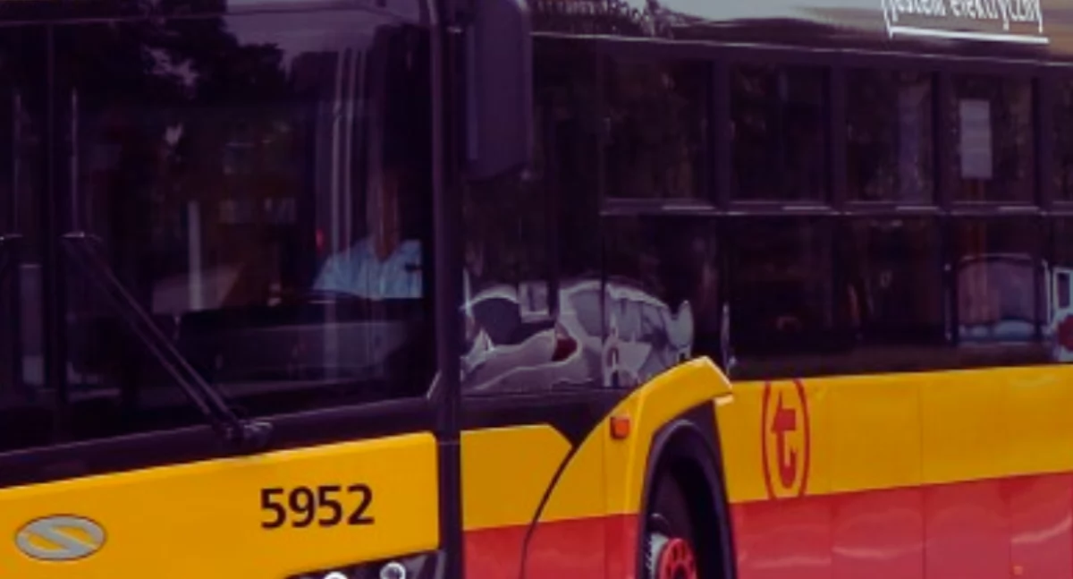 Transport publiczny, Jeden autobusów wraca swoją trasę Warszawski Transport Publiczny informuje - zdjęcie, fotografia
