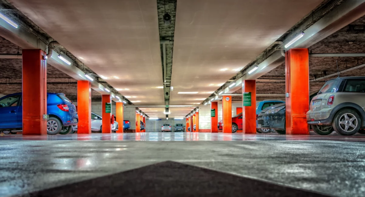 Społeczne sprawy, parkingiem Powstańców Warszawy - zdjęcie, fotografia