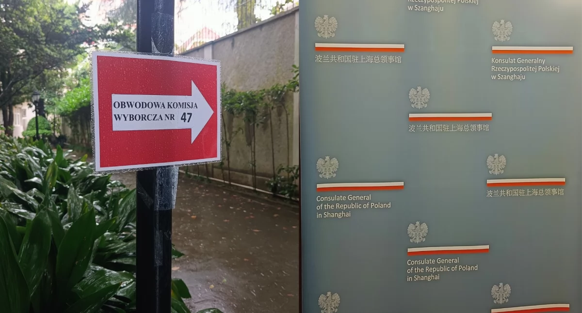 Wybory, komisji wejścia pilnował żołnierz Musiałam pokazać paszport - zdjęcie, fotografia