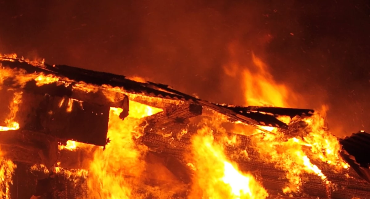 Pożary, Groźny pożar bloku mieszkalnego Ciechanowie - zdjęcie, fotografia