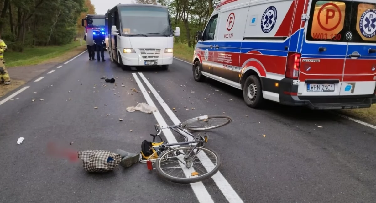 Wypadki, autokar którym podróżowały dzieci wjechał rowerzysta Poważny wypadek! - zdjęcie, fotografia