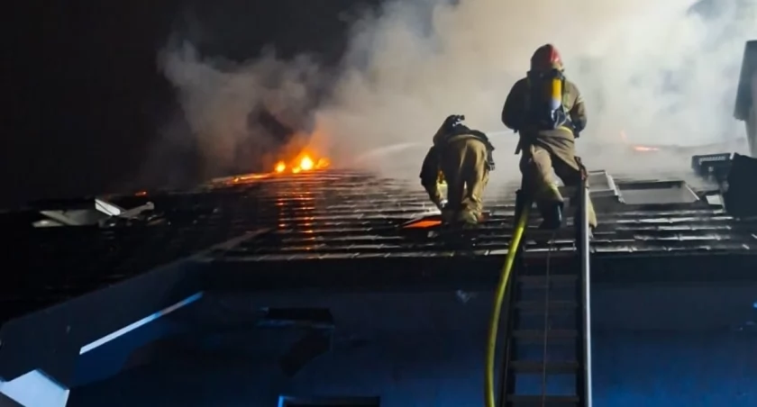 Wielki pożar domu jednorodzinnego pod Warszawą (ZDJĘCIA)