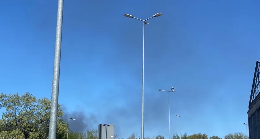 dym widoczny z ulicy Wileńskiej w Wołominie
