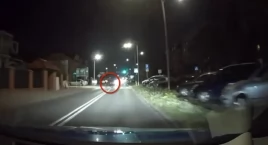 18-latek skupiony na rozmowie, zamiast na jeździe. To w Piasecznie!